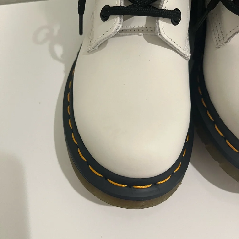 Doc Martens 1460 SMOOTH LEATHER LACE UP BOOTS, white size 6 - Picture 11 of 15